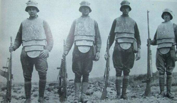 Vācu Stormtroopers in bruņas tranšejas ar ložmetējiem un šautenēm, 1918.gadā.