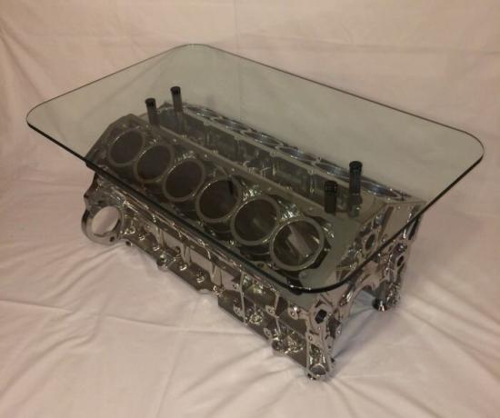 motora cilindru bloka Jaguar V12, kas ir izgatavots no modes un praktiskā galda.