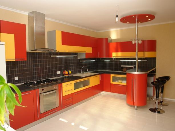 Sarkanas virtuves interjerā (42 fotoattēli): video instrukcijas virtuves dekorēšanai ar savām rokām, foto un cena
