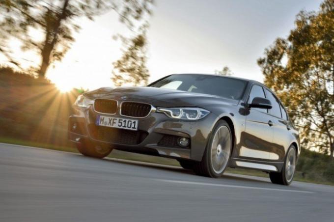 Popular Bavārijas sedans BMW 3 Series 2015. | Foto: cheatsheet.com.