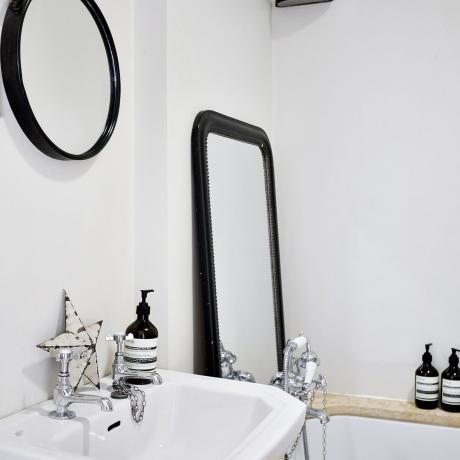 Kā pārveidot vannas, izmantojot spoguļus: 13 piemēri