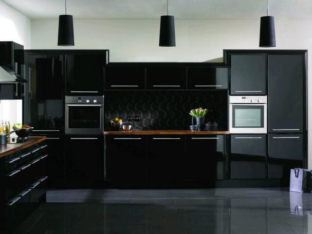 Melna krāsa virtuves interjerā - šika pievilcība