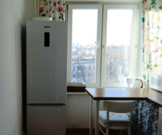 Virtuve ir iekārtoti minimālisma stilā baltā krāsā. | Foto: youtube.com.
