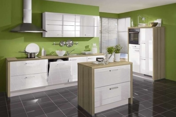 Fotoattēlā virtuves interjers ar zaļām sienām