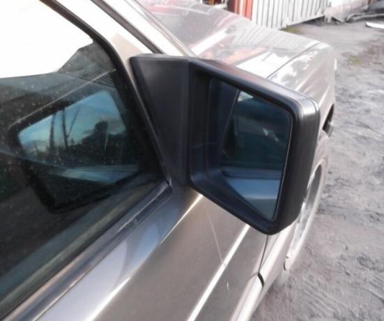 Short "lāču" labās spoguļa Mercedes-Benz E-klases. | Foto: drive2.ru.