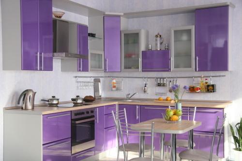 Maiga ceriņu krāsu shēma virtuves interjerā rada mājīguma sajūtu un rada mieru