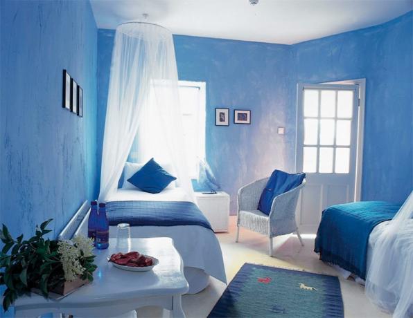 Guļamistabas fotoattēls zilā krāsā