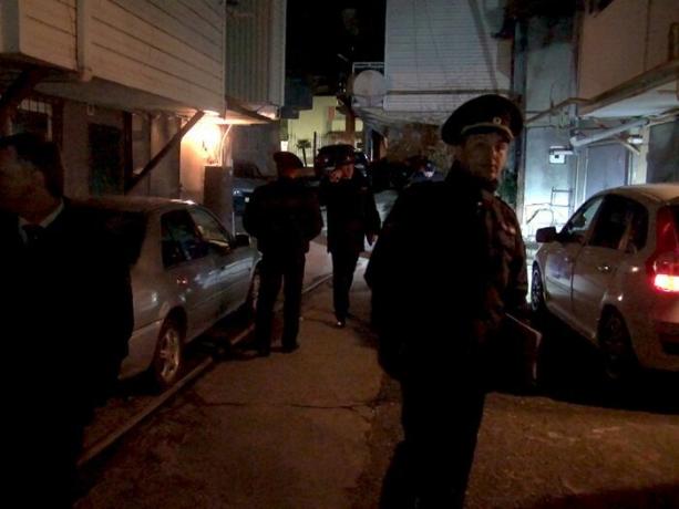 Sochi atkal policija reizi veicot reidi garāžām uz Alpu ielā.