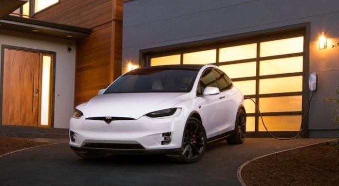 Tesla modelis X 2016. gadā. Foto: cheatsheet.com.
