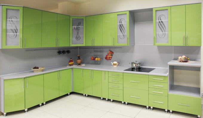 Gaiši zaļa virtuve (54 fotoattēli): video instrukcijas interjera dekorēšanai ar savām rokām, sienas, krēsli, virtuves komplekts, foto un cena