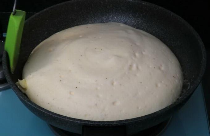 Pēc - pievieno gabaliņos sviesta pannā un cep vēl minūti omleti bez vāka.