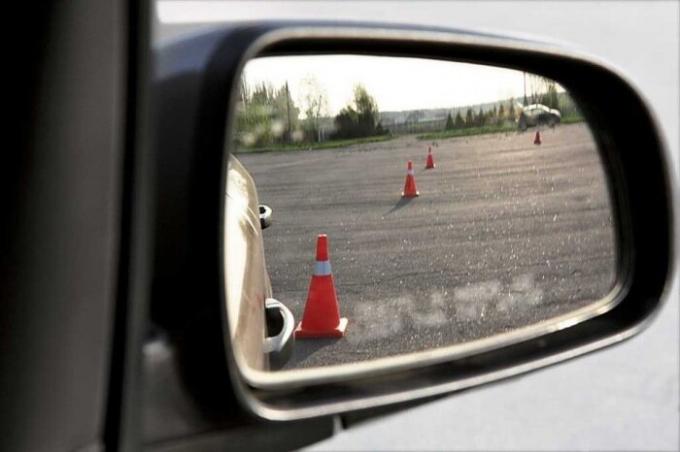 "Boom, nāca": mācīties, kā noteikt attālumu no auto pie sienas ātri un bez kļūdām