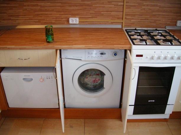Lieliska vieta veļas mazgājamai mašīnai virtuvē