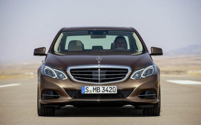 Vācu biznesa klases sedans Mercedes-Benz E-klase 2014. gadā. | Foto: cheatsheet.com.