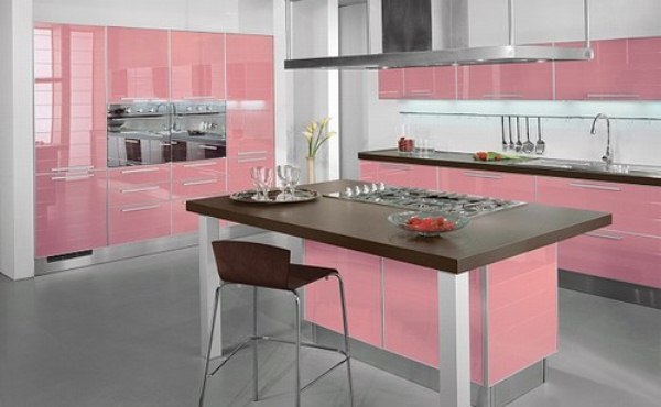 rozā sienas virtuvē