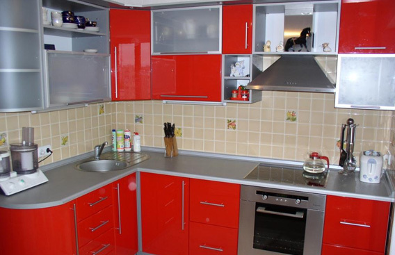 sarkanās virtuves interjerā