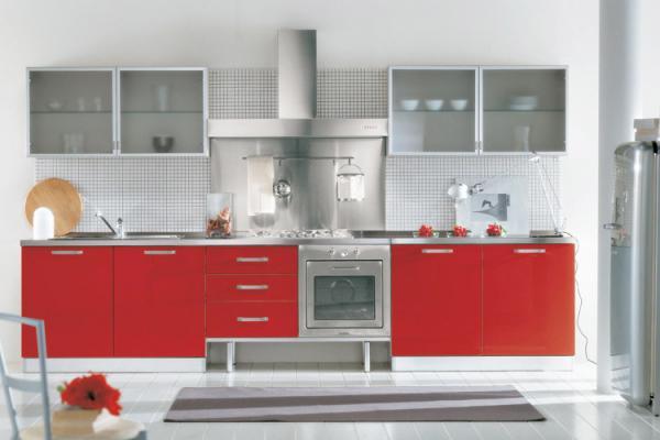 virtuve sarkanā un baltā krāsā