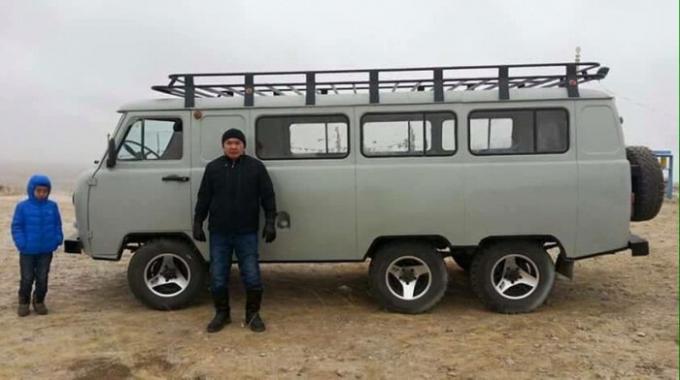 Trīsasu UAZ, kas ir Mongolijā, un nav nekas neparasts. | Foto: carakoom.com.