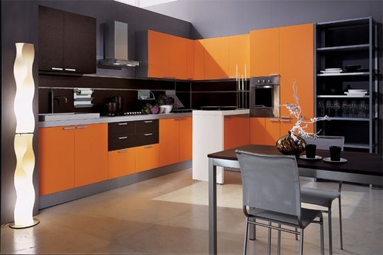 Melnie elementi savā darbībā nav zemāki par oranžajiem, iebrūk mēbelēs, aktīvi mijiedarbojas ar traucējošu baltu krāsu, kas virtuvei piešķir ārkārtīgu komfortu
