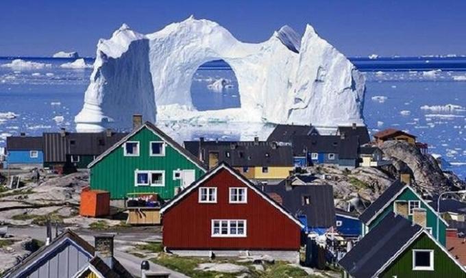 City Longyearbyen ir slavens visā pasaulē ar neparastu krāsainām mājām.