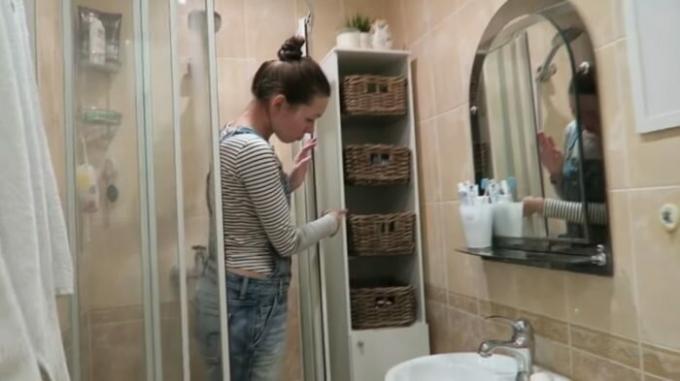 Ar uzstādīšanu dušas varētu likt lietu glabāšanai mazgāšanas. | Foto: cpykami.ru.