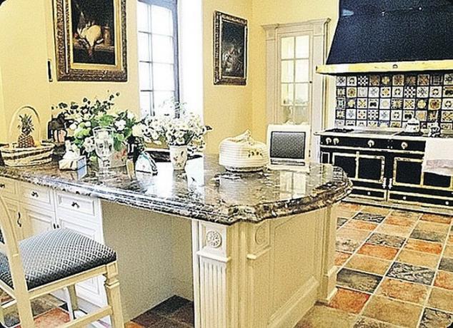 Virtuves dīva pils ar dubļiem tiek veikta Viktorijas stilā. | Foto: uznayvse.ru.