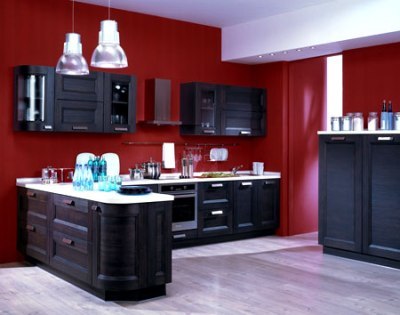 Brūnas krāsas kombinācija virtuves interjerā ar baltu un bagātīgi sarkanu