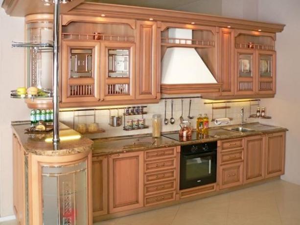 Virtuves mēbeļu dizains siltās krāsās