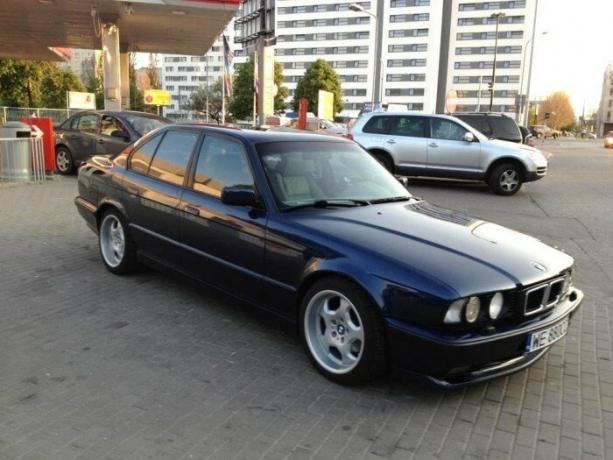 BMW 5. sērijas tiek uzskatīts par "standarta" auto gangsteriem no 90s. | Foto: youtube.com. reklāma