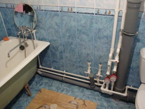 Put naudu falshtrubu vannas istabā. / Foto: zen.yandex.ru