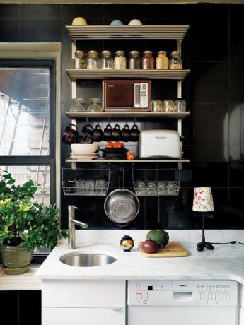 Melns virtuves interjers mazos dzīvokļos