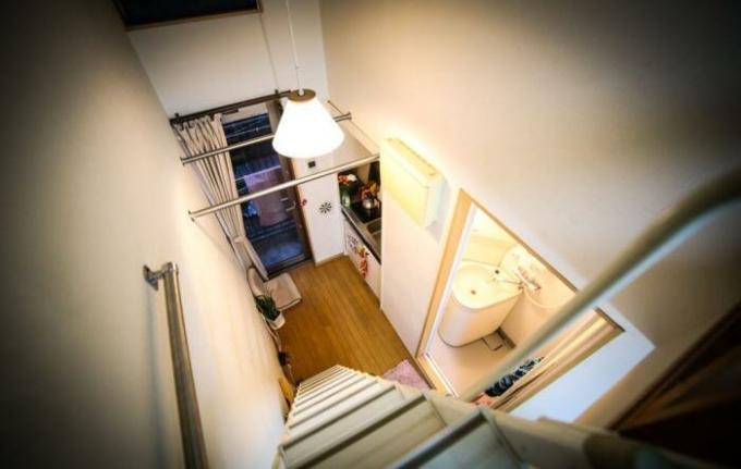 Dzīvoklis Tokijā: virtuve, vannas istaba, guļamistaba un balkons.
