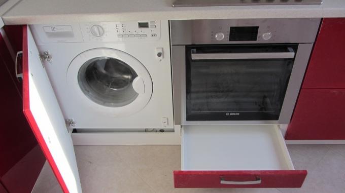 Iebūvēta veļas mazgājamā mašīna virtuvē, kā izveidot veļas mašīnu virtuves komplektā: instrukcijas, foto un video pamācības, cena
