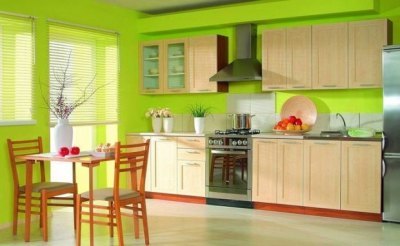 Gaiši zaļas krāsas kombinācija virtuves interjerā ar kontrastējošām sarkanām detaļām