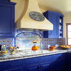 Zilas virtuves fotoattēls uz gaišu sienu fona