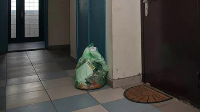 Umnichka sieva, atšķirtas kaimiņi stāvēt maisu atkritumu iekļaušanu kopējā koridorā, tagad atkritumi nesmird!