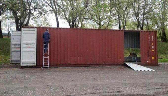 Claudie spēj atrast māksliniekus, kuri ir piekrituši veikt atverēm sienās konteineros. | Foto: slavikap.livejournal.com.