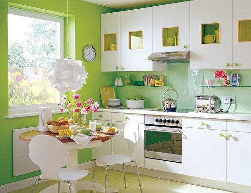 Harmoniska krāsu shēma mazai virtuvei