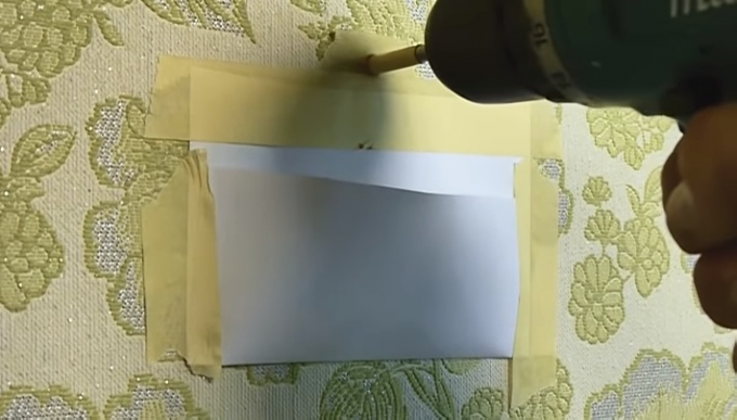 Pocket izgatavots no papīra un maskēšanas lentu pasargās tapetes no putekļiem, kas rodas urbjot 