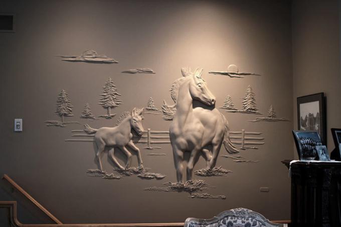 Zirgu un kumeļi frolicking rotā vienu no sienām viesistabā. | Foto: pinterest.com.