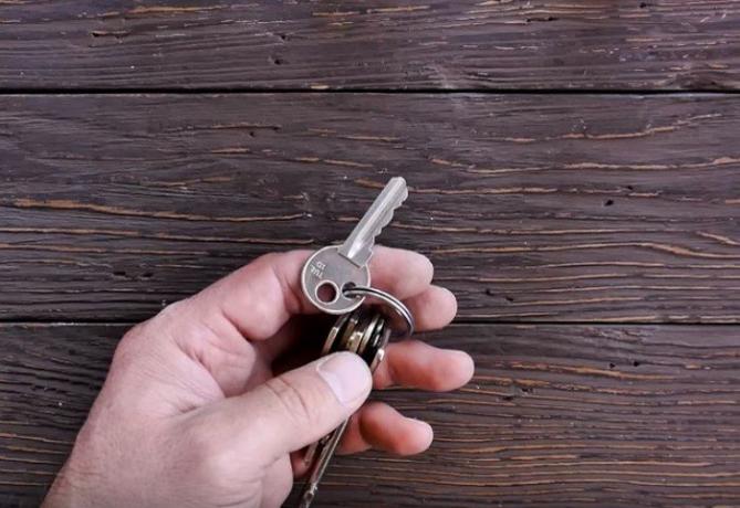 Kāpēc cilvēki dara vēl vienu caurumu atslēgām un ieteica tos atkārtot