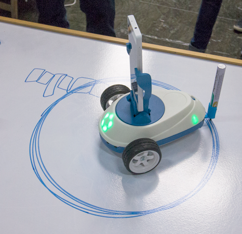 Robobo Izglītības robots var pat izdarīt