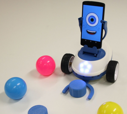 Robobo Izglītības Robot veic lietotāja ieprogrammētas darbības