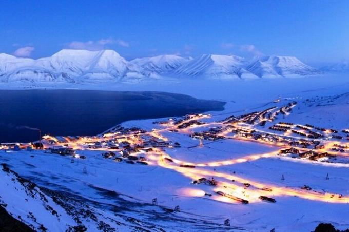 Arctic Oasis pilsēta Longyearbyen (Norvēģija).
