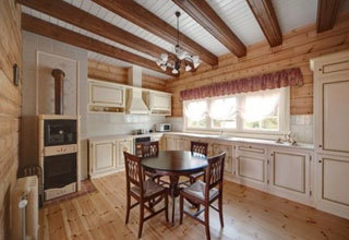 Provansas stila virtuve ar koka grīdām un siju griestiem.