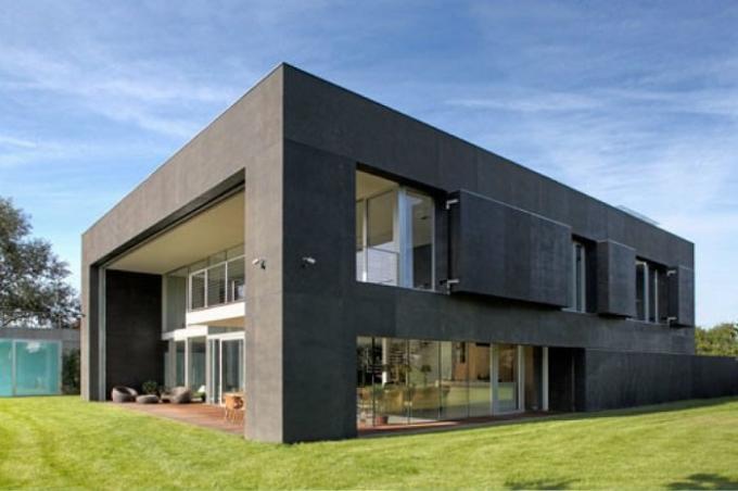 Monolītā betona māja Polijā.