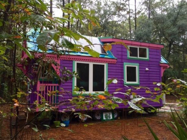 Māja indīgs purpura krāsa slēpj burvīgs interjers