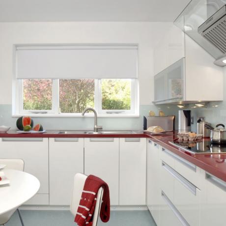 Baltas virtuves dizains (45 fotoattēli): video instrukcijas dekorēšanai ar savām rokām, kombinācija ar sarkanu, cena, foto