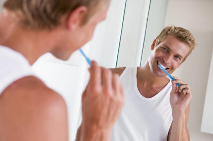 Ņemot dušā, neaizmirstiet rūpīgi tīrīt zobus. / Foto: static5.depositphotos.com. 