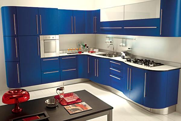 virtuves dizains zilos toņos